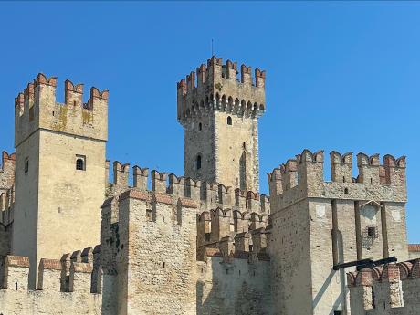 Dominantou městečka Sirmione je vodní hrad Castello Scaligero