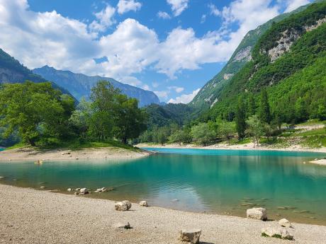 Tyrkysově modré vody jezera Lago di Tenno vybízejí ke koupání