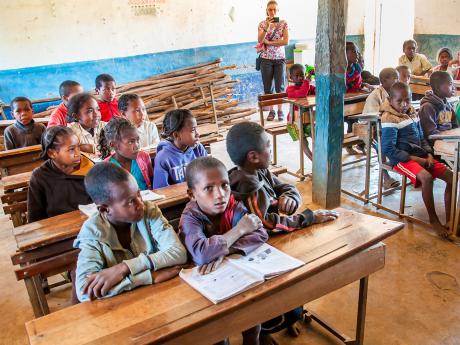 Návštěva malgašské školy je pěkným zážitkem pro turisty i pro místní děti
