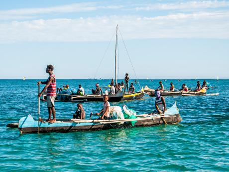 Plavba na pirogách mezi ostrovem Nosy Ve a vesnicí Anakao