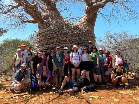 Munďáci pod nejstarším baobabem v NP Tsimanampetsotsa