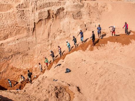 Těžbu polodrahokamů v dole u města Ilakaka zajišťují dělníci s lopatami
