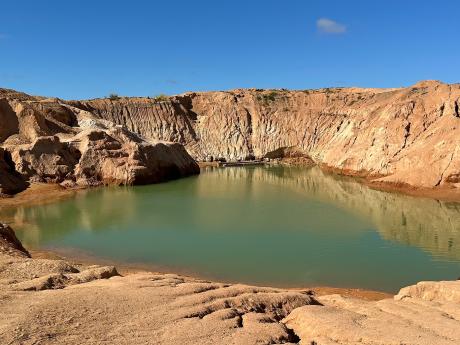 Zatopený důl pro těžbu polodrahokamů poblíž města Ilakaka