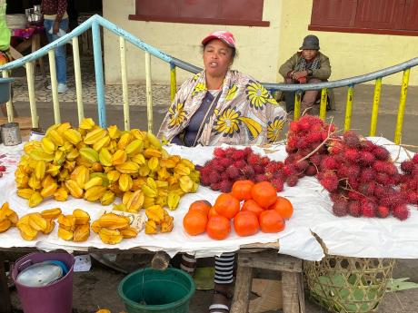 Exotické ovoce na Madagaskaru seženete nejlépe na tržišti