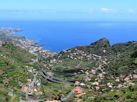 Terasovitá políčka jsou typickým prvkem kopcovité krajiny na Madeiře