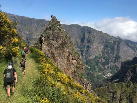 Horská túra na vrchol Pico Grande končí v údolí ve vesnici Curral das Freiras