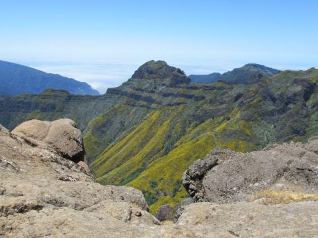 Výhled z vrcholu Pico Grande na sever k sedlu Encumeada 