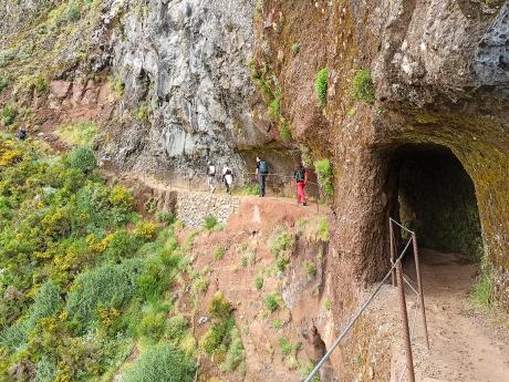 Cesta na Pico Ruivo vede zajímavou krajinou i tunýlkem