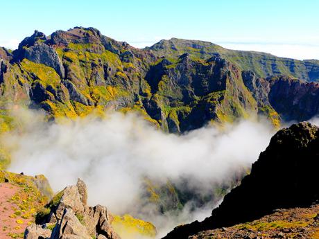 Výhled z masivu Pico Arieiro na horu Pico Ruivo (vlevo) a Achada do Teixeira