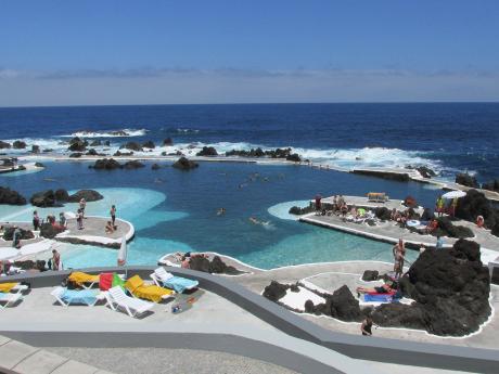 Sopečné bazénky v Porto Moniz usnadňují koupání v oceánu