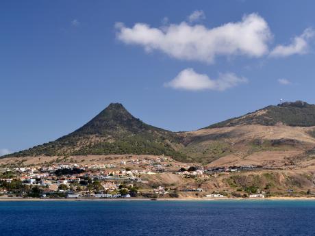 Ostrov Porto Santo leží asi 43 km severovýchodně od Madeiry