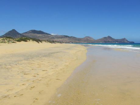 Dlouhá pláž Praia Dourada se zlatým až bílým pískem