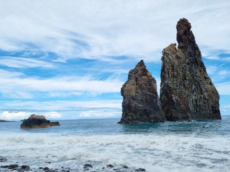 Solitérní vulkanické skály zdobí pobřeží u vesnice Ribeira da Janela