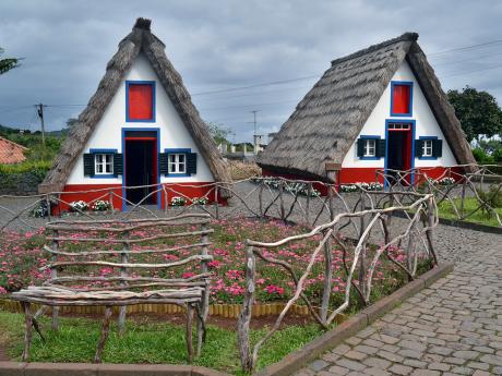 Tradiční trojúhelníkové domečky ve vesnici Santana