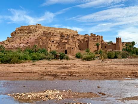 Hliněná kasba ksaru Aït Benhaddou v podhůří Vysokého Atlasu