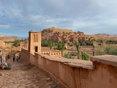 Hliněné uličky ksaru Aït Benhaddou slouží k prodeji lokálních výrobků