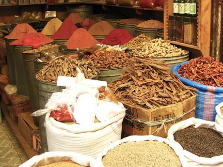 Obchůdek s různorodým kořením v Marrákeši