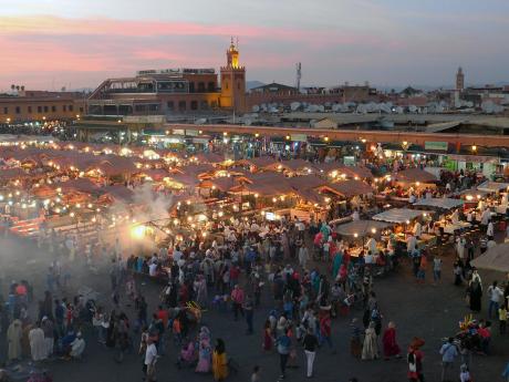 Noční náměstí Djemaa el-Fna v Marrákeši kypí životem