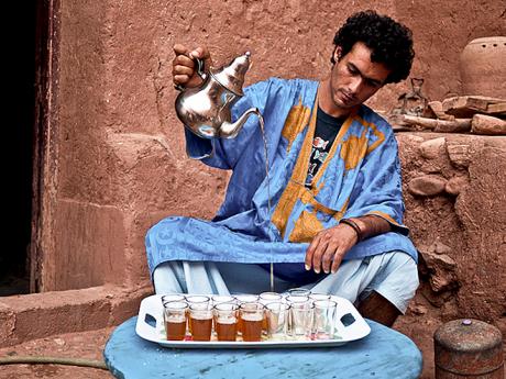 Marocký čaj se správně nalévá z velké výšky