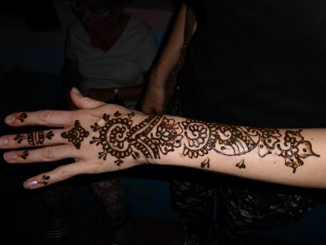 Krásné marocké ornamenty tetované přírodní hennou