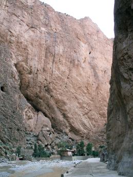 Vysoké skalní stěny soutěsky Todra jsou velmi oblíbené mezi horolezci