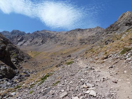 Úsek prvního dne výstupu z&nbsp;vesnice Imlil na chatu Neltner (3&nbsp;207&nbsp;m)