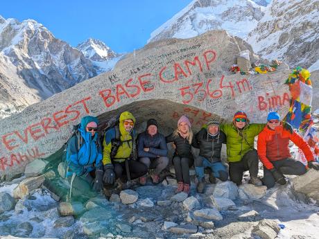 Skupinové foto ze základního tábora – Everest Base Campu