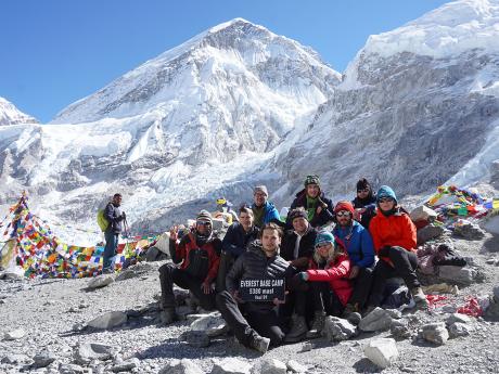 Skupinové foto v základním táboře Everest Base Camp