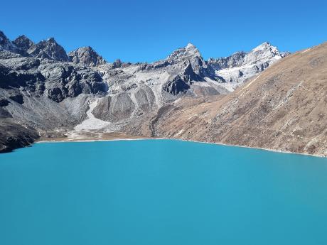 Pohled na blankytně modré ledovcové jezero Gokyo