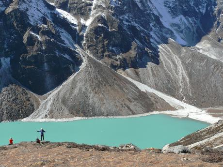 Tyrkysové jezero Chola Tso, ze kterého ční hora Cholatse (6 440 m)