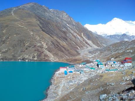 Osada Gokyo s vyhlídkovým kopcem Gokyo Ri a vzadu zasněženou Cho Oyu