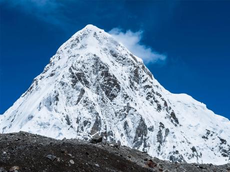 Sedmitisícová hora Pumori značí hranice Tibetu s Nepálem