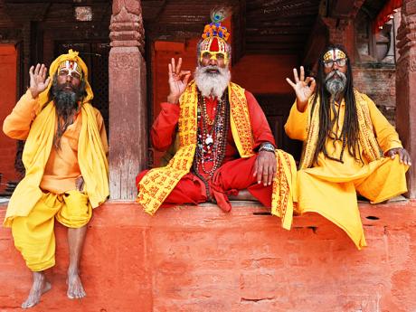 Sádhuové – svatí muži sedící před chrámem Pashupatinath