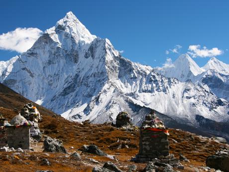 Pamětní místo obětem výstupu na Everest s výhledem na Ama Dablam