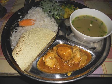 Nepálské národní jídlo dhal bhat