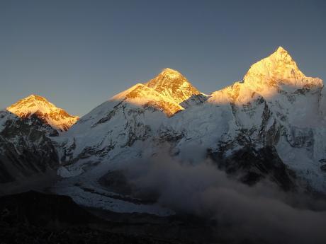 Večerní panoramatický pohled na Khumbutse, Mount Everest a Nuptse