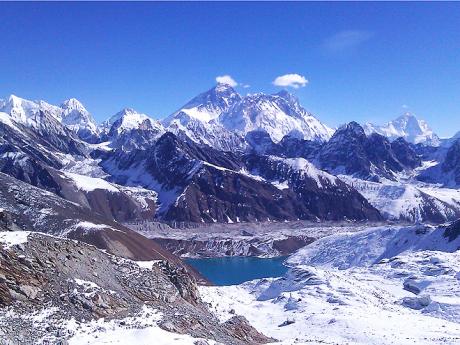 Pohled z cesty na Renjo pass v pozadí s vrcholy Everest, Lhotse a Nuptse