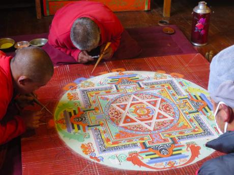 Trpělivá mravenčí práce tibetských mnichů při tvorbě thangky