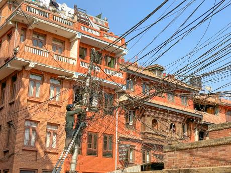 Oprava elektrického vedení v Káthmándú může být pěkný oříšek