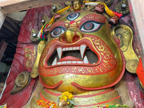 Strach nahánějící socha Bhairavy na námestí Durbar v Káthmándú