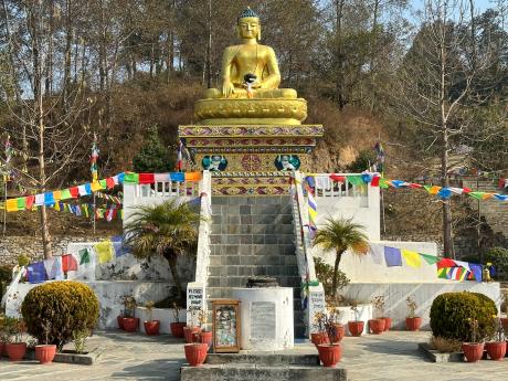 Buddhova mírová zahrada poblíž podhorské vesnice Nagarkot