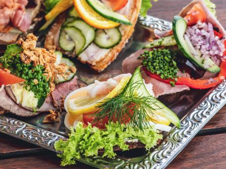 Obložené chlebíčky smørrebrød, které se jedí s nejrůznějšími přísadami