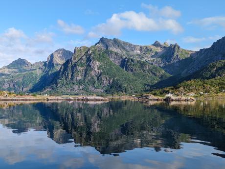 Fotogenické pobřeží ostrova  Austvågøy v souostroví Lofoty