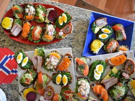 Obložené chlebíčky smørrebrød, které se jedí s nejrůznějšími přísadami