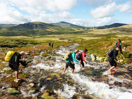 Překonávání řeky na túře v NP Dovrefjell-Sunndalsfjella