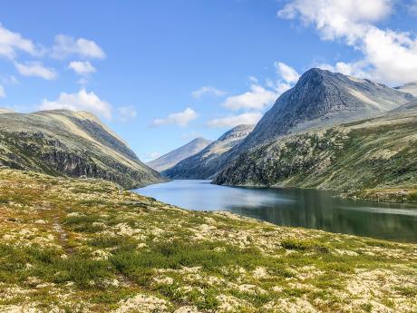 Jezero Rondvatnet obklopené horami v NP Rondane