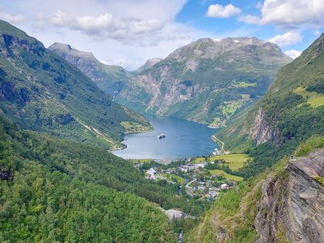 Fjord Geiranger obklopují nádherné hory a krásná příroda
