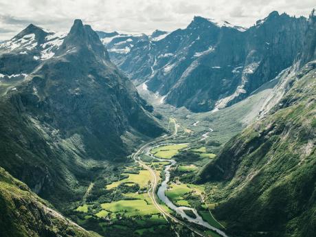 Údolí Romsdalen je obklopeno pohořím Romsdalsalpane