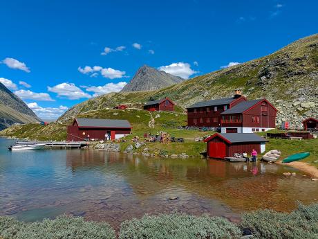 Domy u jezera v národním parku Rondane
