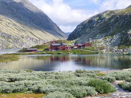 Domy u jezera v národním parku Rondane
